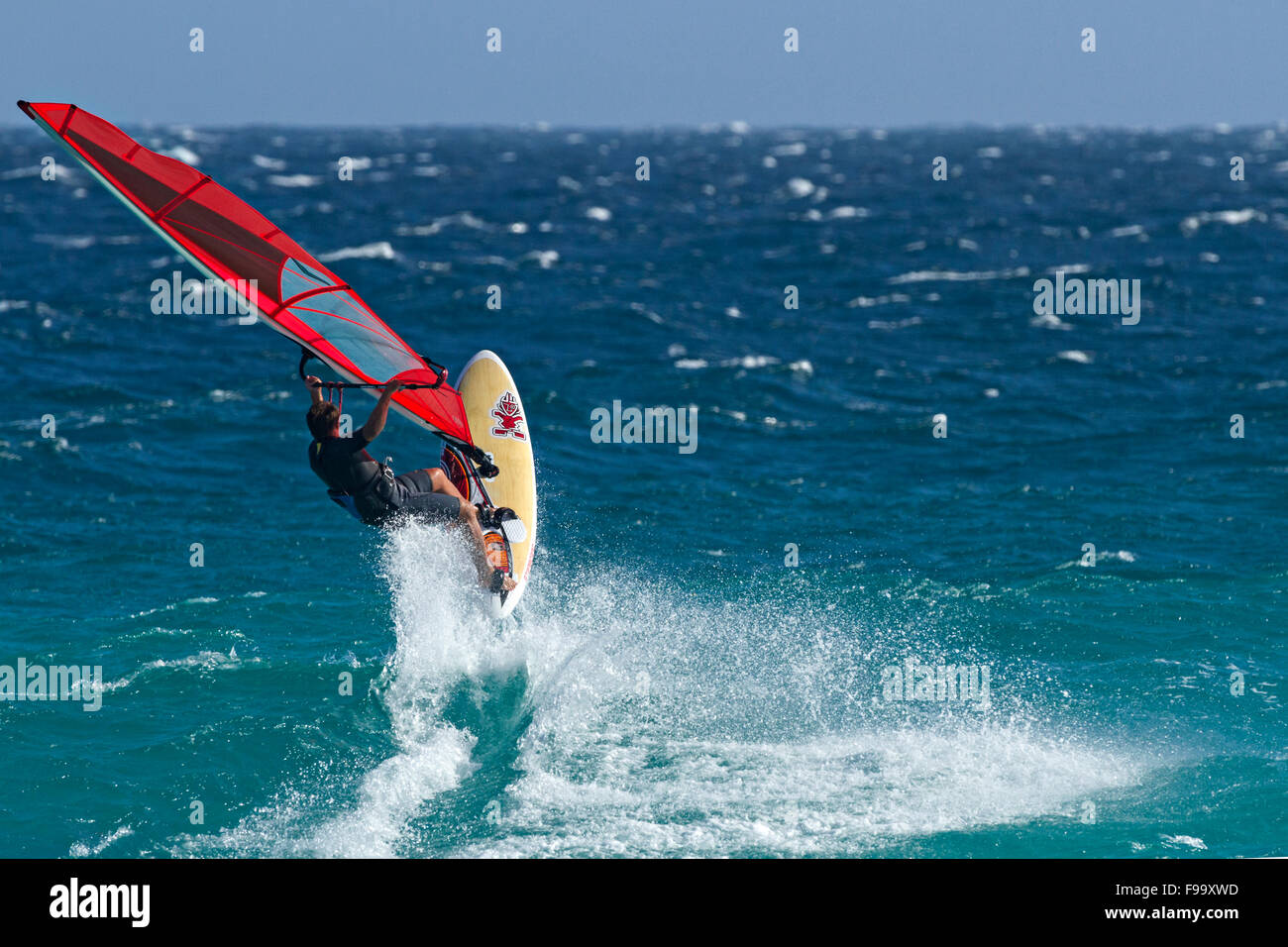 Wind Surfer vague saut, Esperance, l'ouest de l'Australie. Banque D'Images