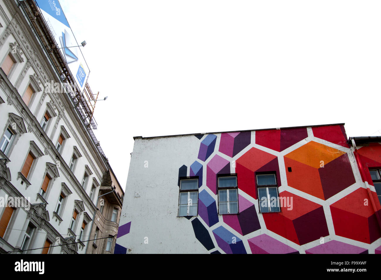 Art colorés peints sur un bâtiment avec un ciel couvert Banque D'Images