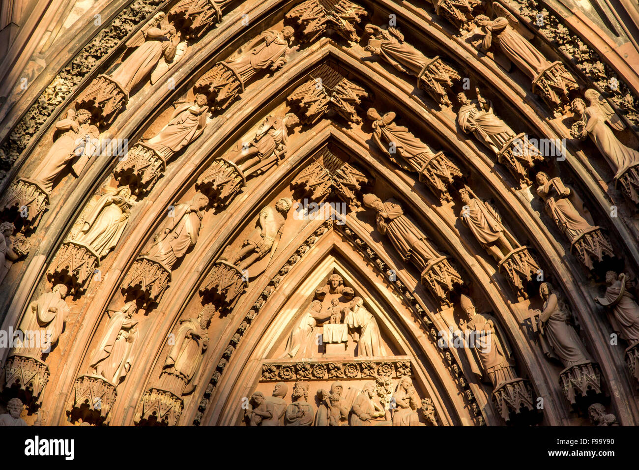 Cathédrale de Notre-Dame, l'église de style gothique dans la vieille ville de Strasbourg, Alsace, France Banque D'Images