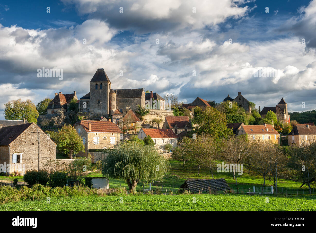 Village de St Cirq Madelon de avec un beau ciel Banque D'Images