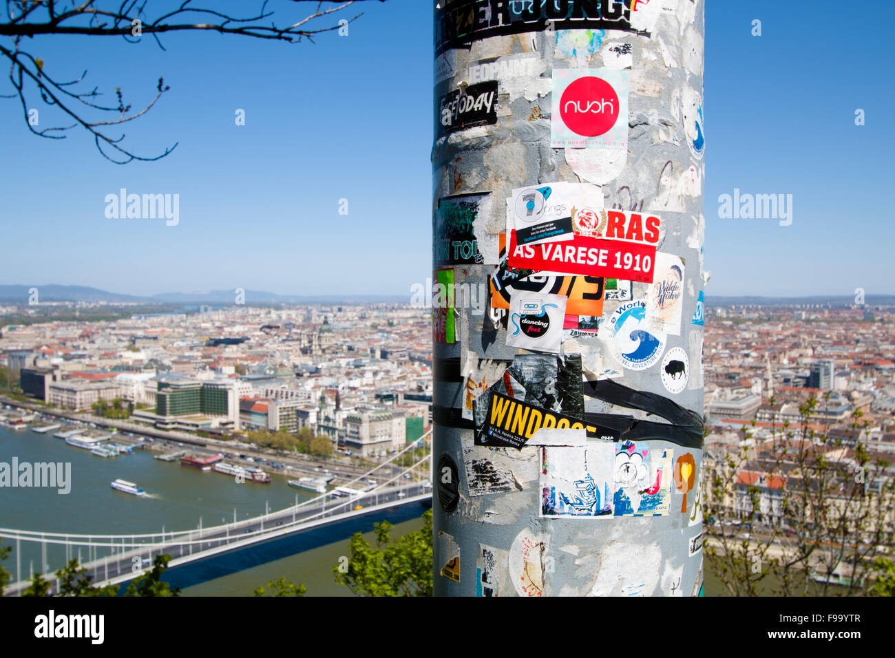 Poste de la rue vandalisée avec Budapest cityscape Banque D'Images