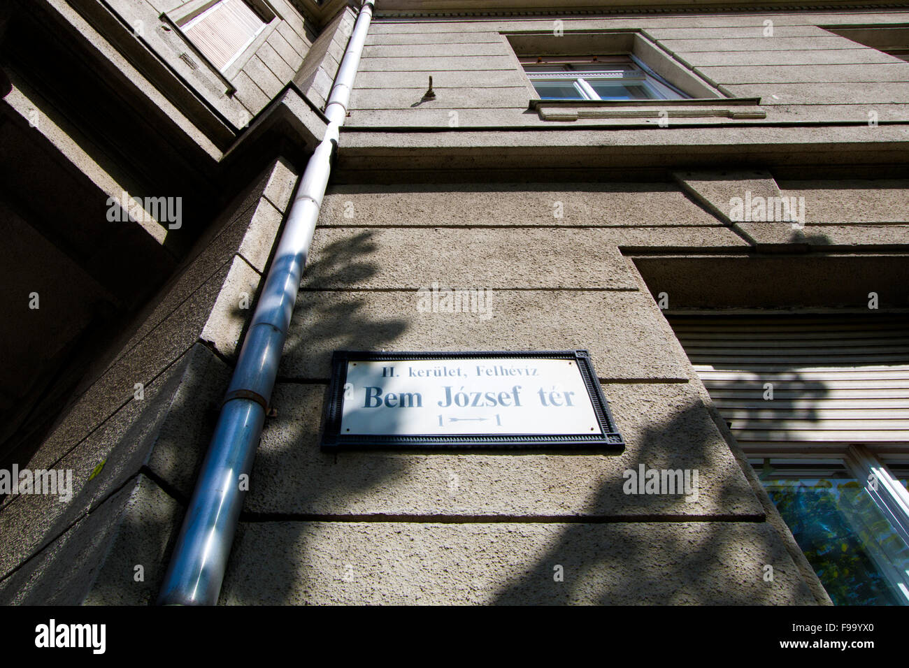 Low angle d'un bâtiment neutre avec Budapest street sign Banque D'Images
