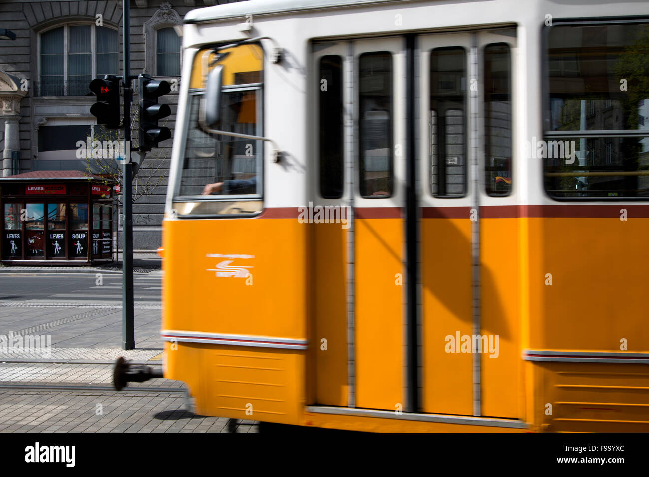Tramway jaune en mouvement à travers la ville de Budapest Banque D'Images