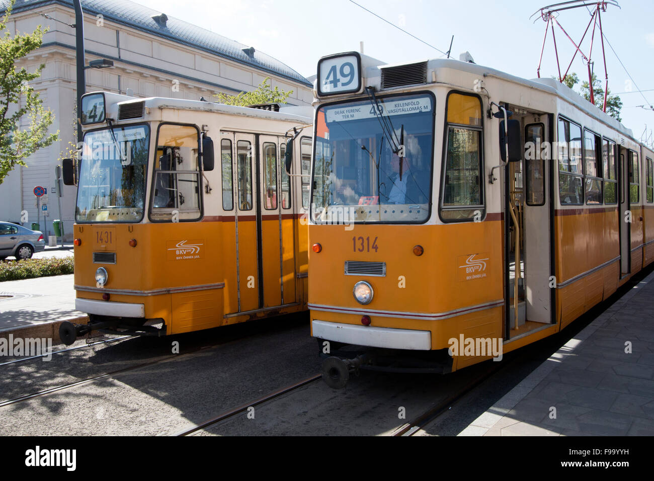 Deux tramways jaunes à Budapest Banque D'Images