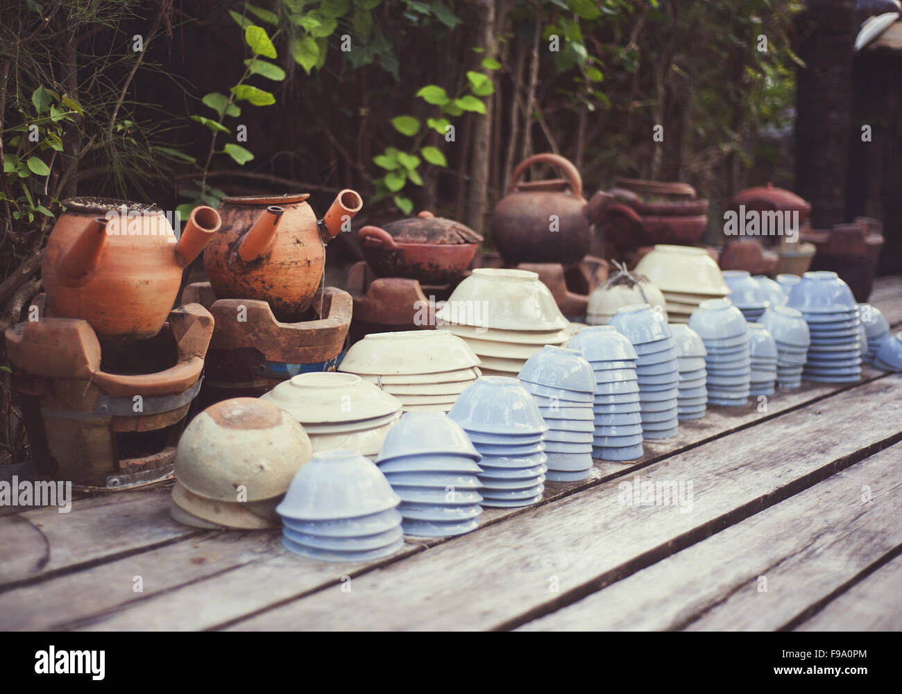 Céramique - tasses, assiettes et bols panier sur un marché de rue à vendre au Vietnam Banque D'Images