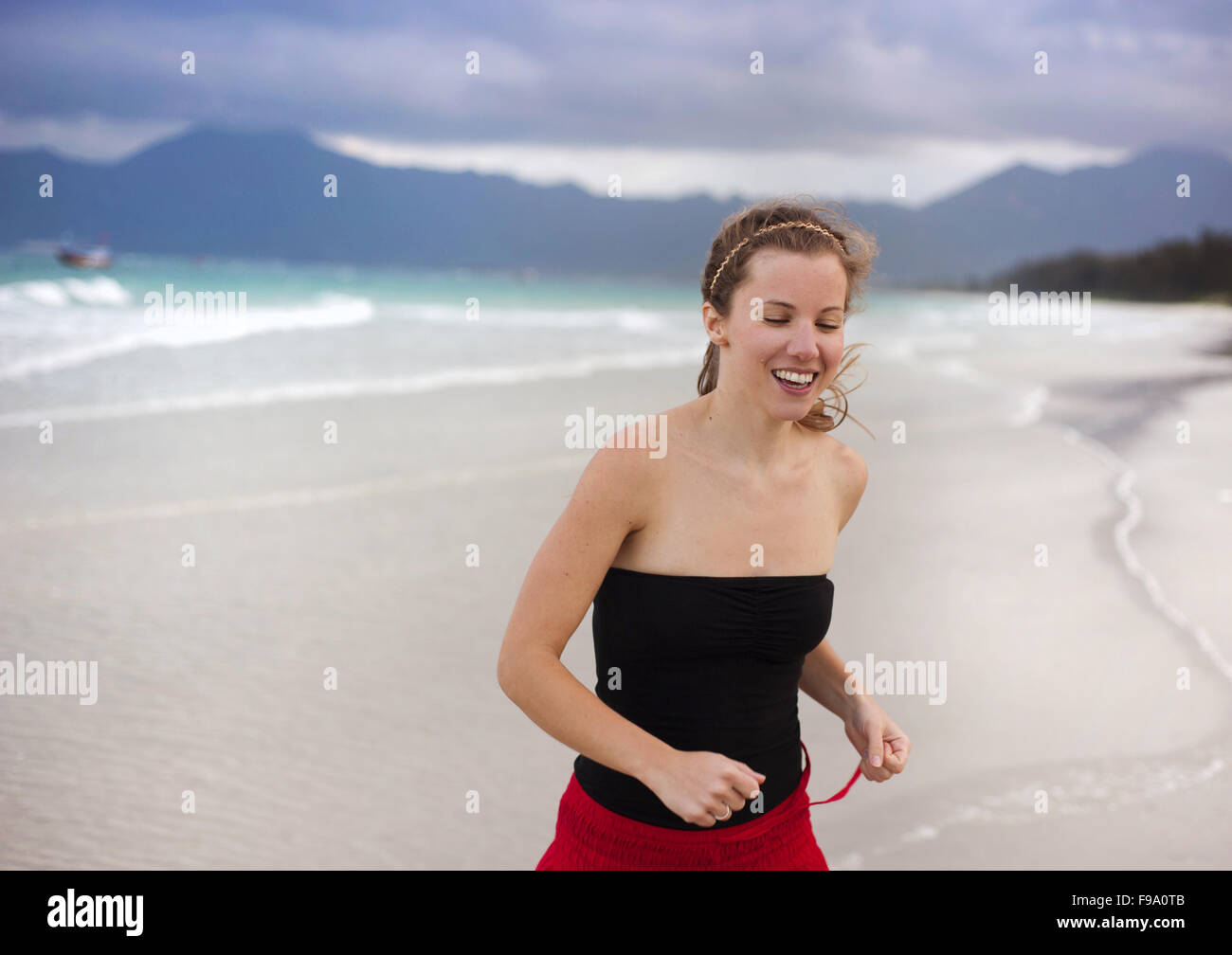Belle jeune femme profite du temps libre à la belle plage de sable Banque D'Images