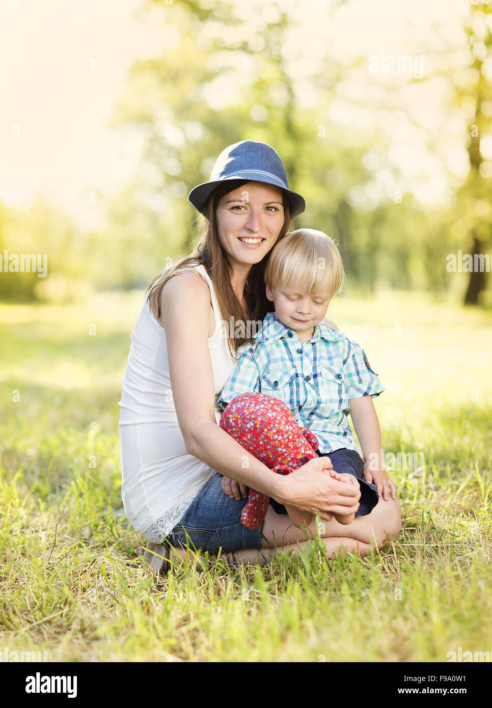 Heureux jeune mère s'amusant avec son petit fils dans la nature Banque D'Images