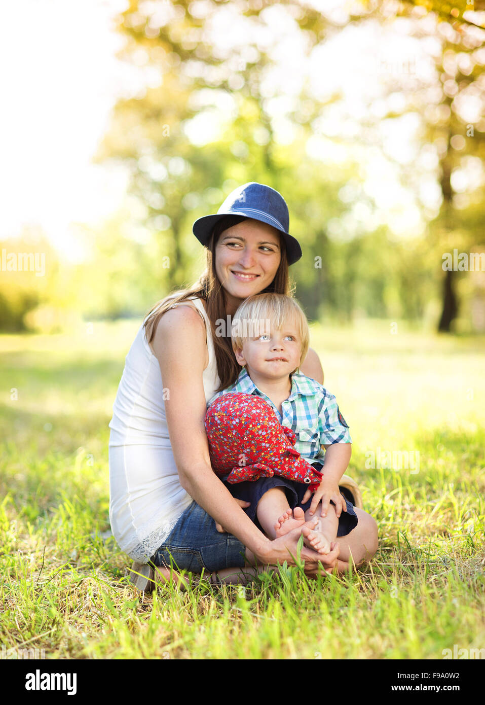 Heureux jeune mère s'amusant avec son petit fils dans la nature Banque D'Images