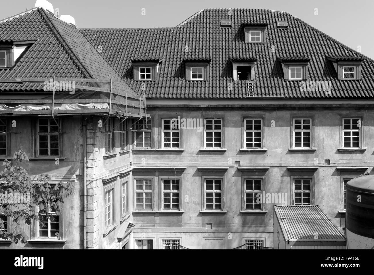 Bâtiment blanc et noir avec plein de windows Banque D'Images