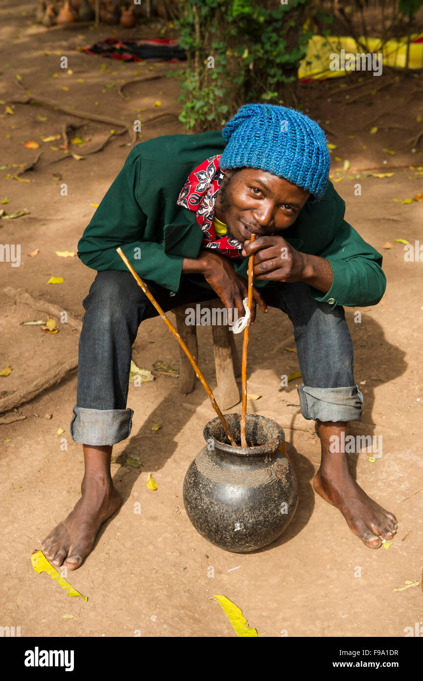 Boire de la bière locale, la colline de Mubende, Ouganda Banque D'Images