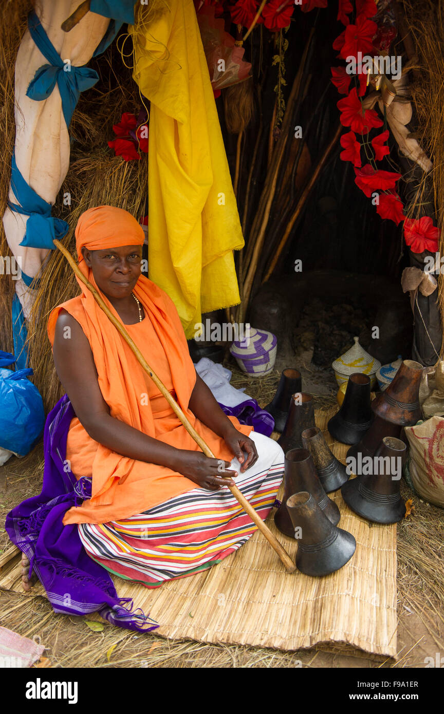 Femme à un culte spirituel, l'Ouganda, la colline de Mubende Banque D'Images