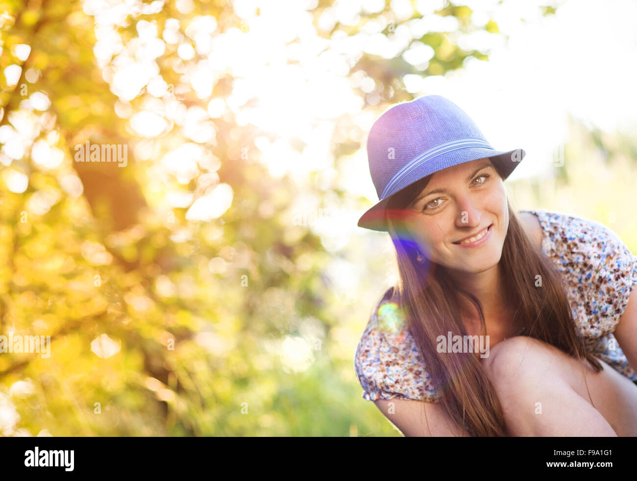 La femme en bleu hat en été ensoleillé la nature. Banque D'Images