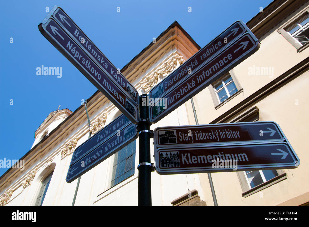 Brown street sign tchèque et un ciel bleu Banque D'Images