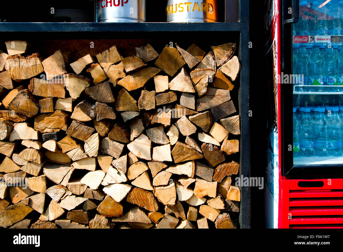 Un étal sur un marché avec des bois de feu Banque D'Images