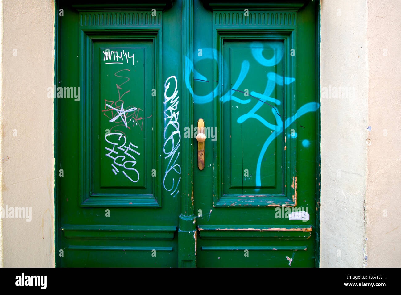 Une porte verte avec graffiti Banque D'Images