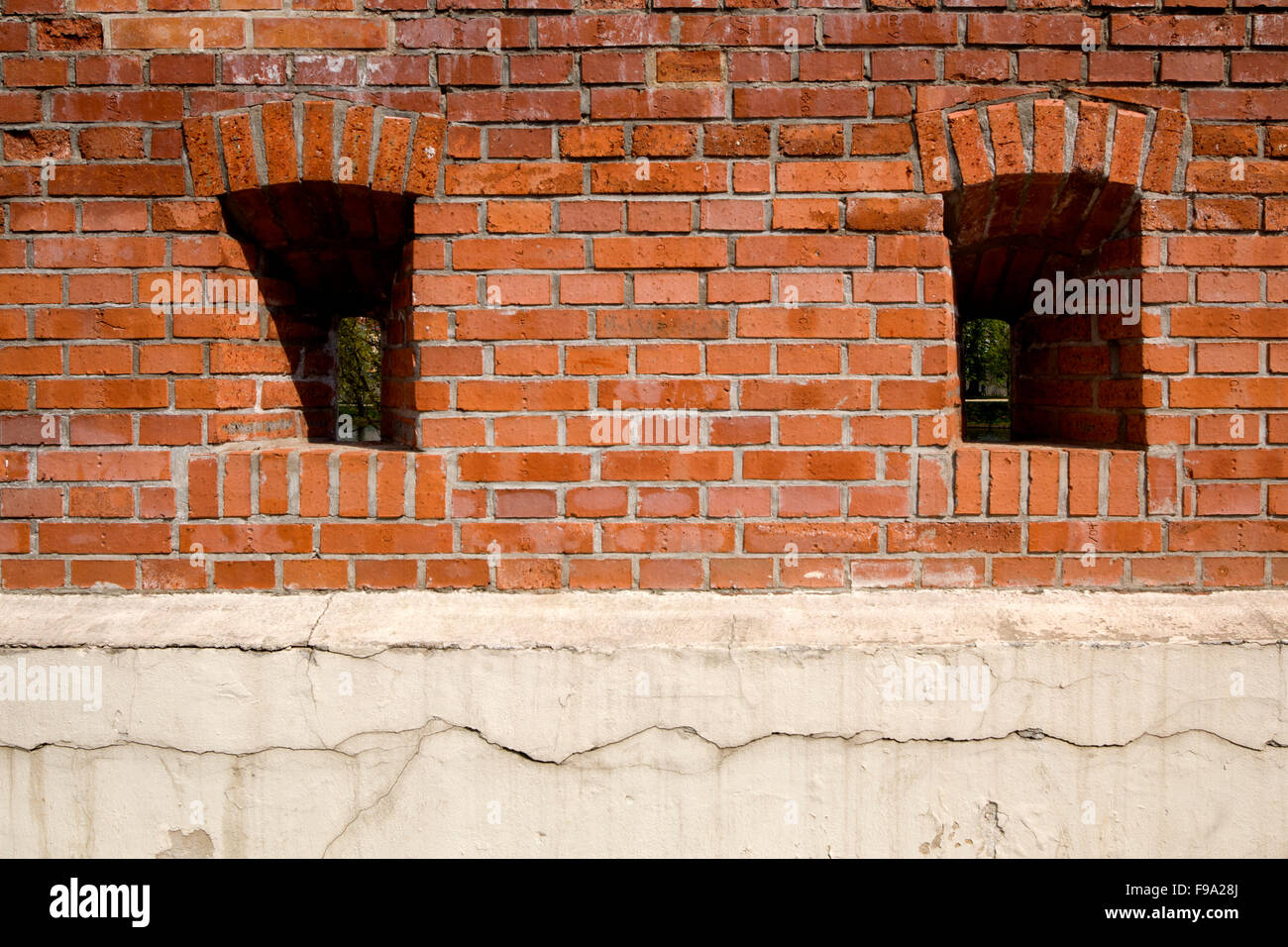 Deux fenêtres dans un mur de briques Banque D'Images
