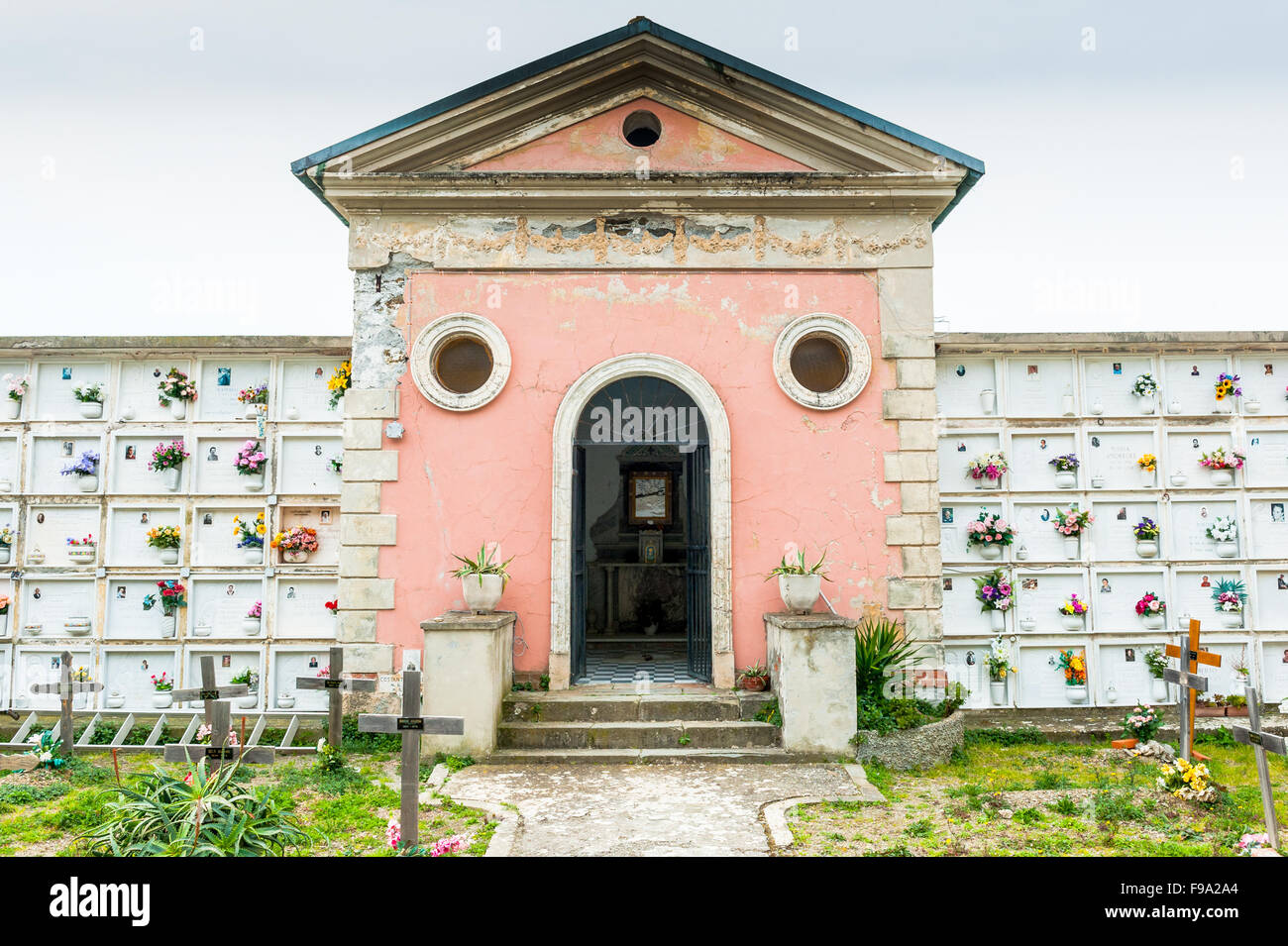 Le cimetière au-dessus de la ville de Manarola, la Ligurie, La Spezia, Cinque Terre, Italie Banque D'Images