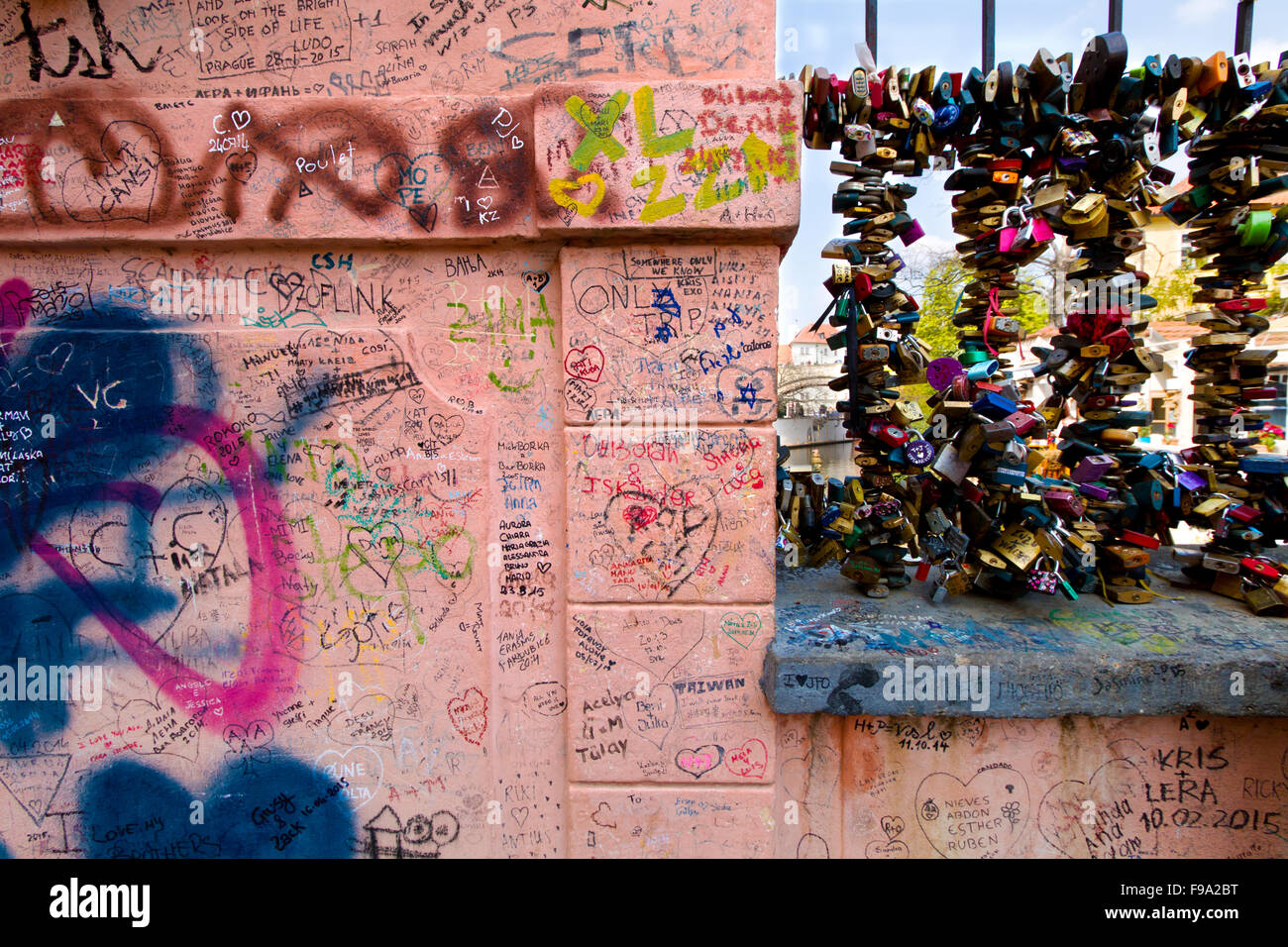Mur de graffiti rose avec cadenas Banque D'Images