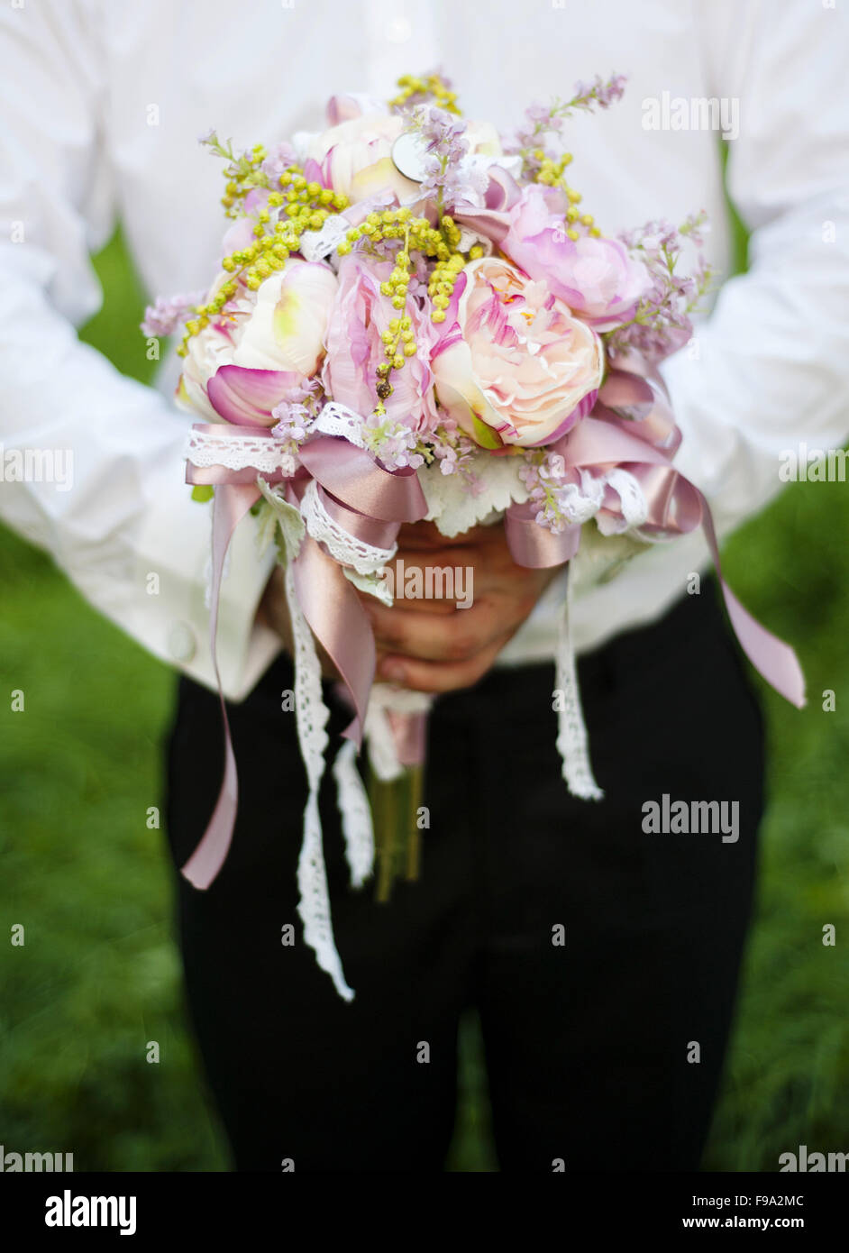 Méconnaissable groom holding bouquet prêt pour la mariée Banque D'Images