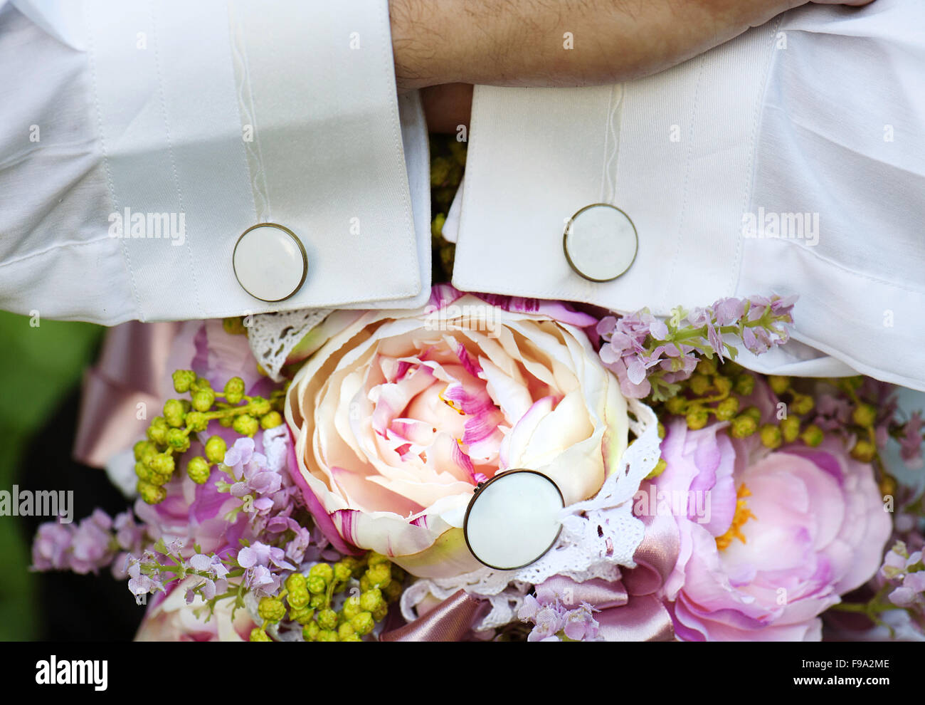 Méconnaissable groom holding bouquet prêt pour la mariée Banque D'Images