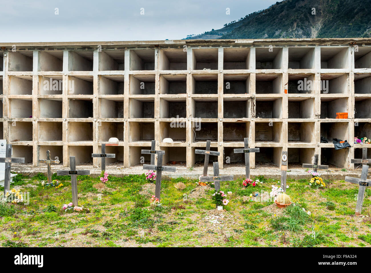 Le cimetière au-dessus de la ville de Manarola, la Ligurie, La Spezia, Cinque Terre, Italie Banque D'Images