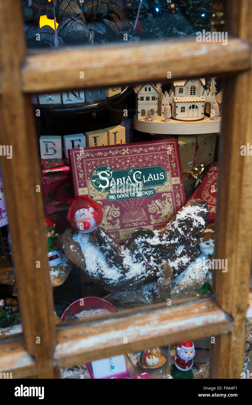 Le Père Noël, le livre des secrets en entre une boutique de Noël fenêtre d'affichage à Bourton On The Water, Cotswolds, en Angleterre Banque D'Images