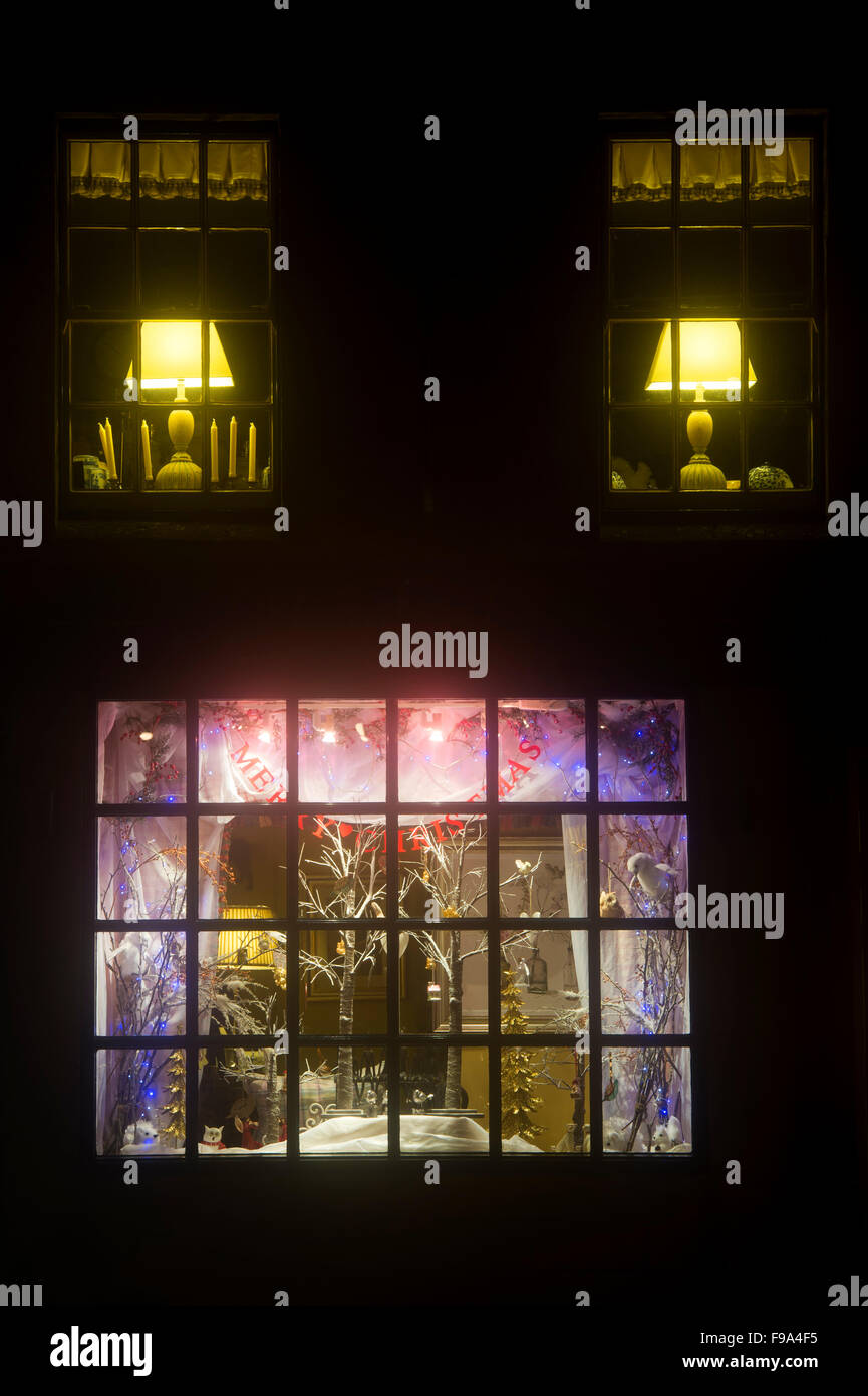 Fenêtre d'affichage et de télévision Noël lumières qui ressemble à un visage dans la nuit. Stow on the Wold, Cotswolds. L'Angleterre Banque D'Images
