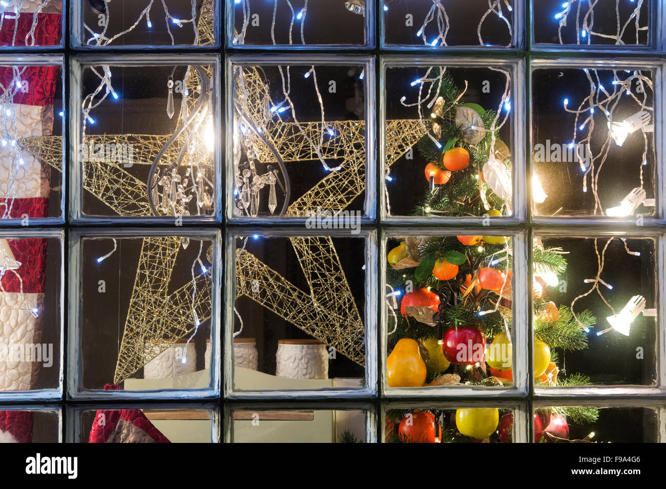 Arbre de Noël et étoiles afficher dans une vitrine. Stow on the Wold, Cotswolds. L'Angleterre Banque D'Images