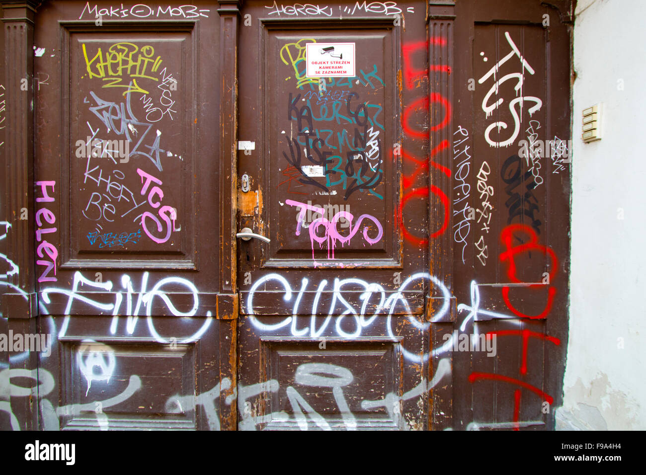 Brown porte d'entrée avec graffiti Banque D'Images