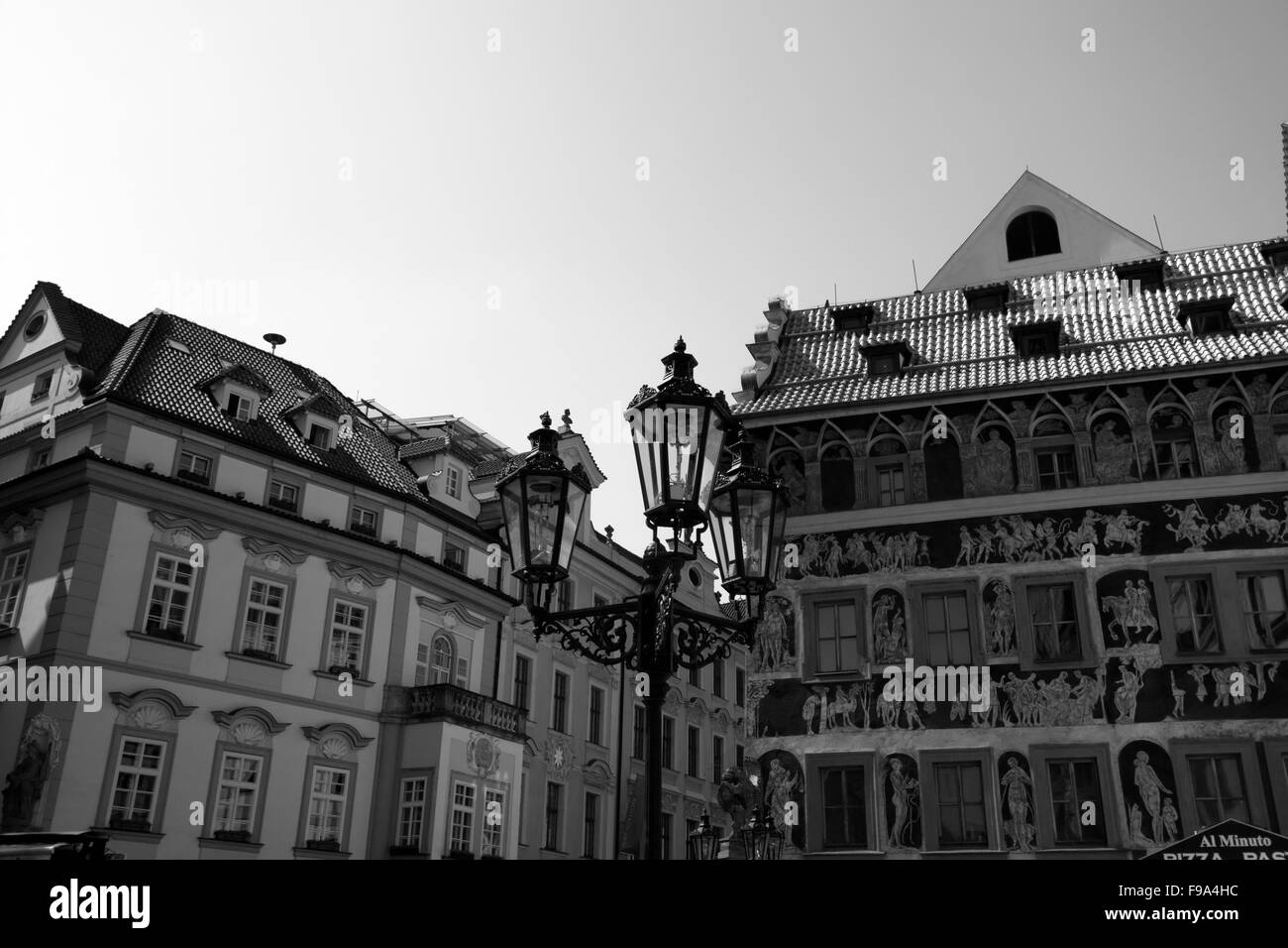 Place de la vieille ville et lampadaire en noir et blanc Banque D'Images