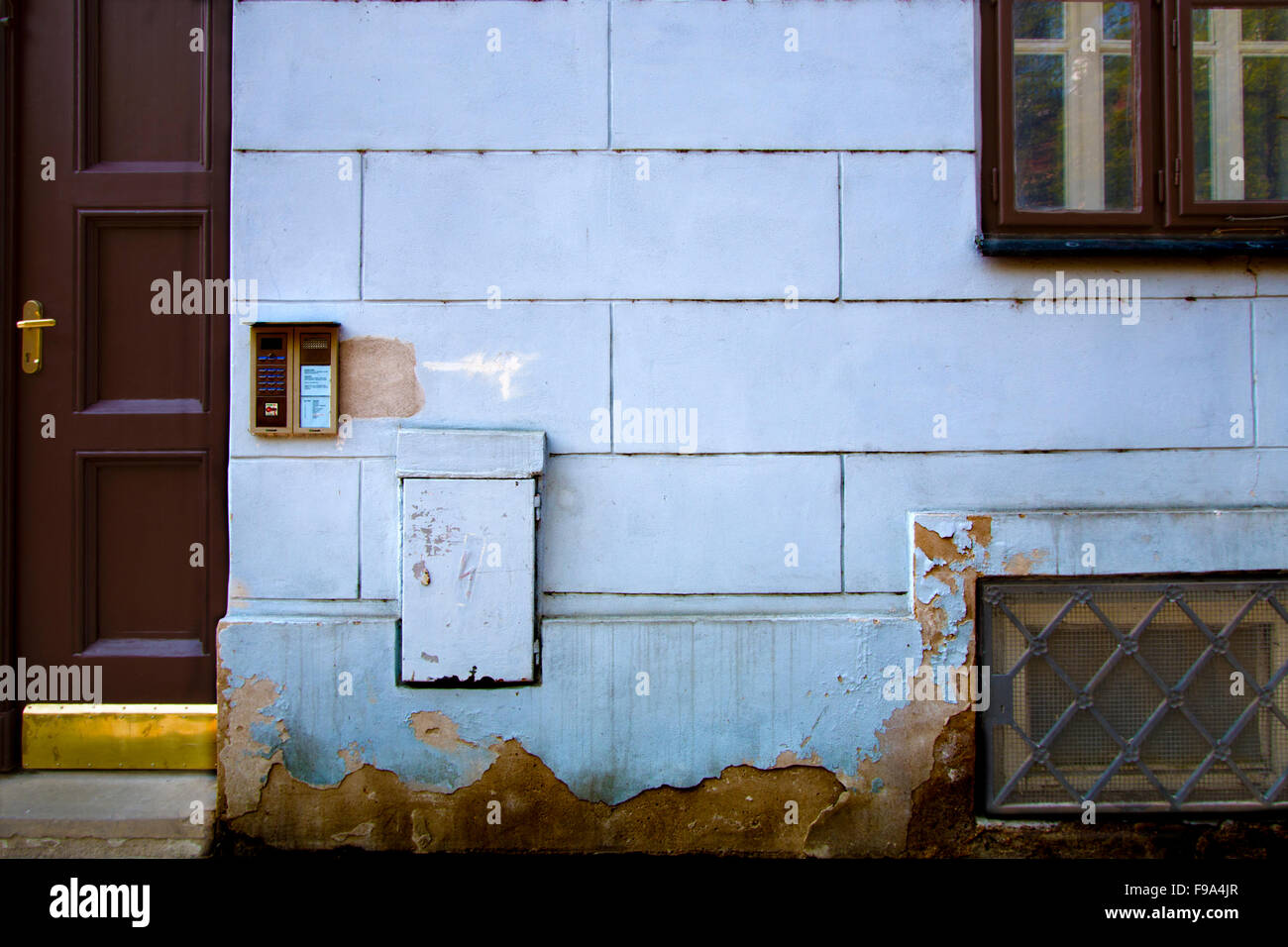 Bâtiment en brique bleu avec porte, fenêtre et sous-sol Banque D'Images