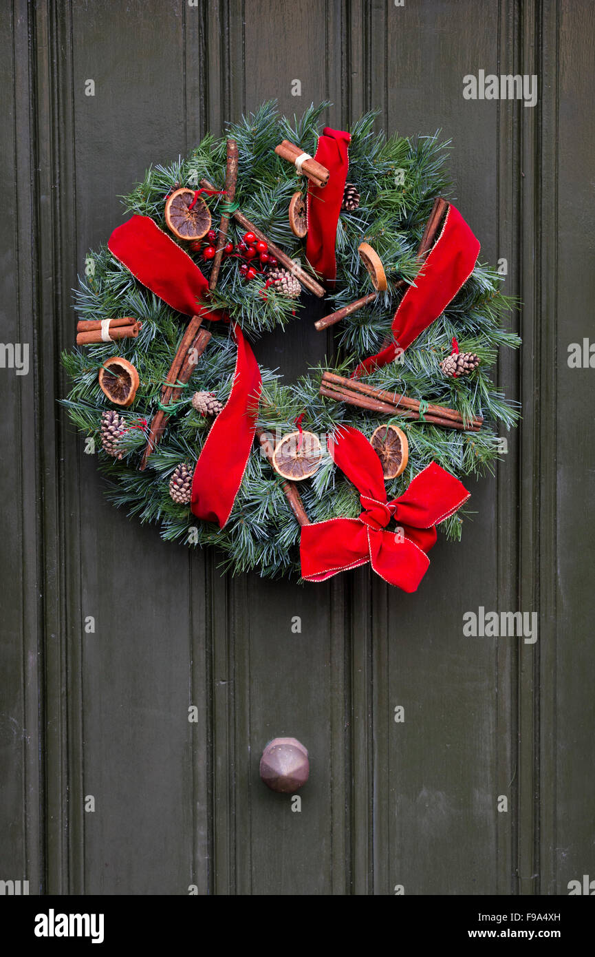 Couronne de Noël sur une porte en bois Banque D'Images