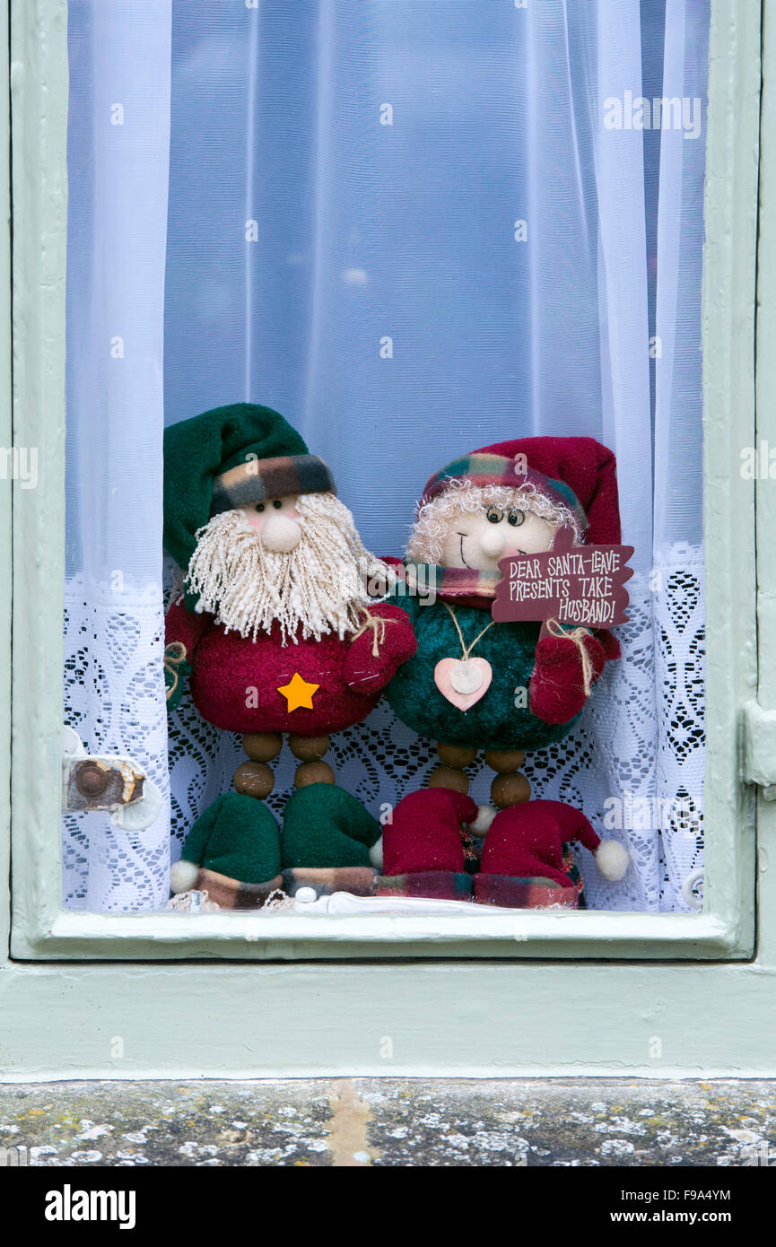 Poupées de Noël dans une fenêtre de chalet.Stow on the wold, Cotswolds, Gloucestershire, Angleterre Banque D'Images