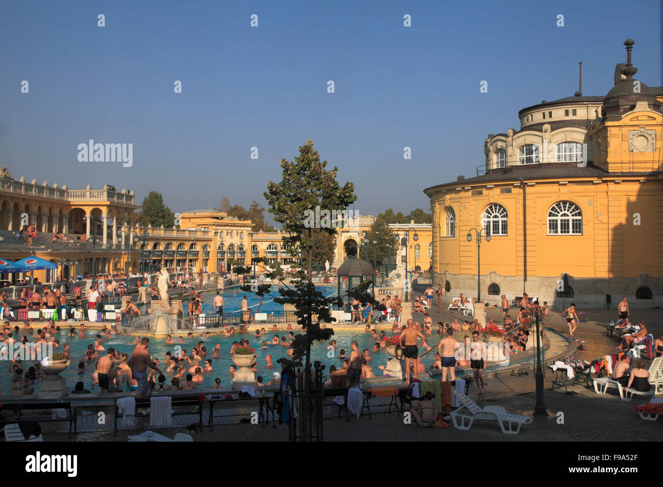 Les Bains Széchenyi Budapest Hongrie les gens de la piscine Banque D'Images