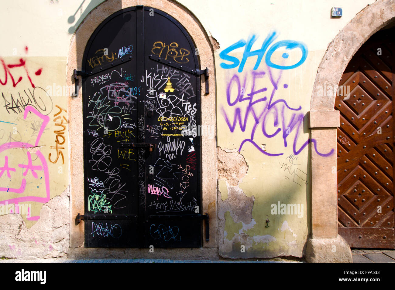 Porte Noire avec graffiti multicolore Banque D'Images