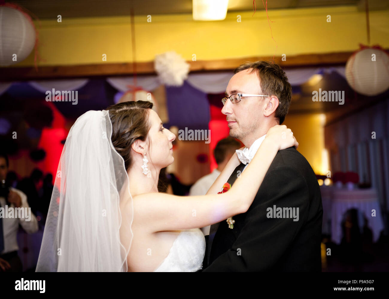 Mariée et le marié à danser à la réception de mariage Banque D'Images