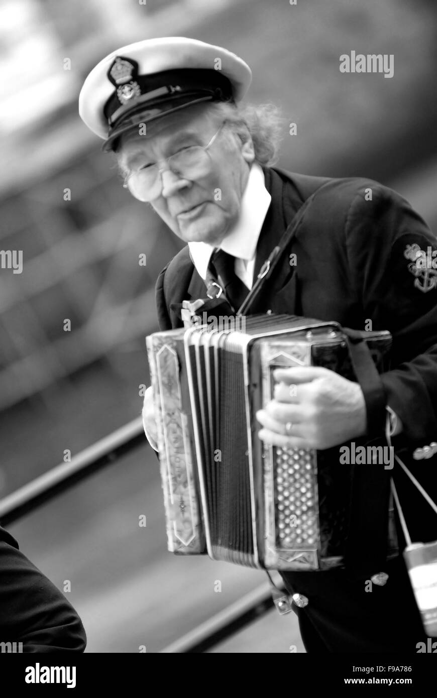 Vieux marin avec accordéon, Whitby, North Yorkshire Banque D'Images