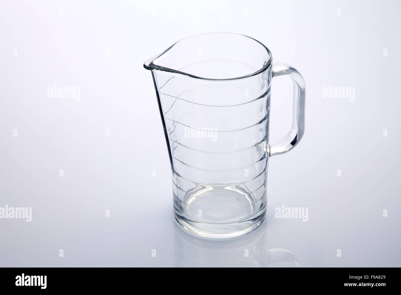 Pichet à eau en verre sur le fond blanc Banque D'Images