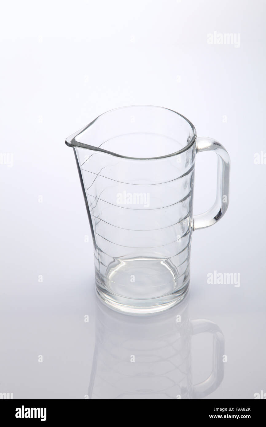Pichet à eau en verre sur le fond blanc Banque D'Images