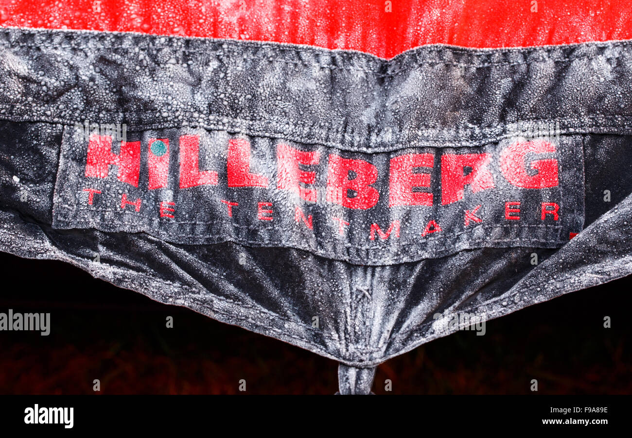 Le faiseur de tentes Hilleberg étiquette sur une tente Hilleberg Akto  couvert de givre sur la glace d'un matin Photo Stock - Alamy