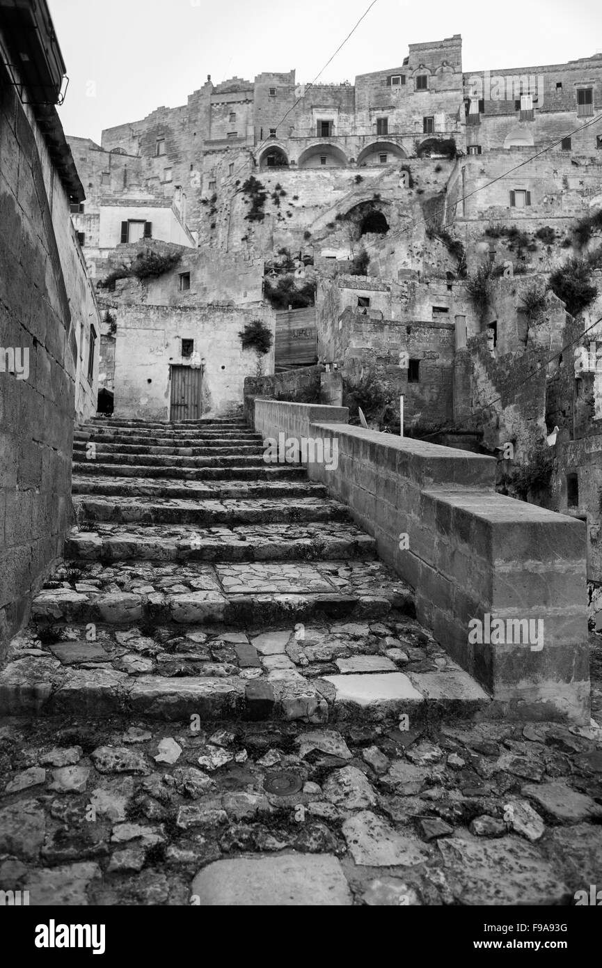 Les Sassi (de l'italien pour les "pierres") de Matera, une grotte atmosphérique-ville en Basilicate, dans le sud de l'Italie, l'Europe. Un site de l'UNESCO. Banque D'Images