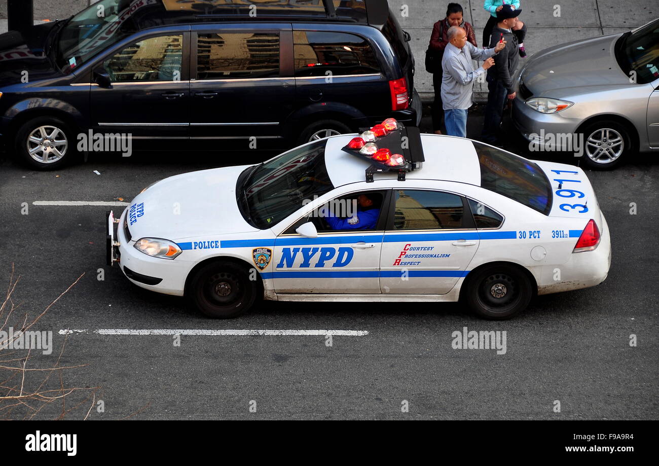 New York City : voiture de police NYPD avec feux rouge et blanc clignotant sur Broadway dans l'ouest de la 143e Rue à Harlem Banque D'Images