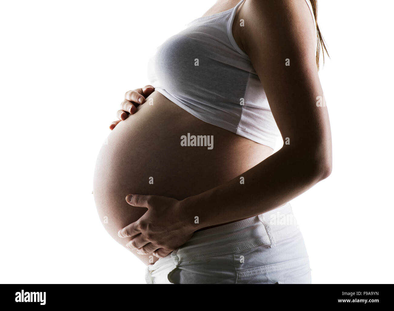 Silhouette de jeune femme enceinte méconnaissable isolé sur fond blanc Banque D'Images