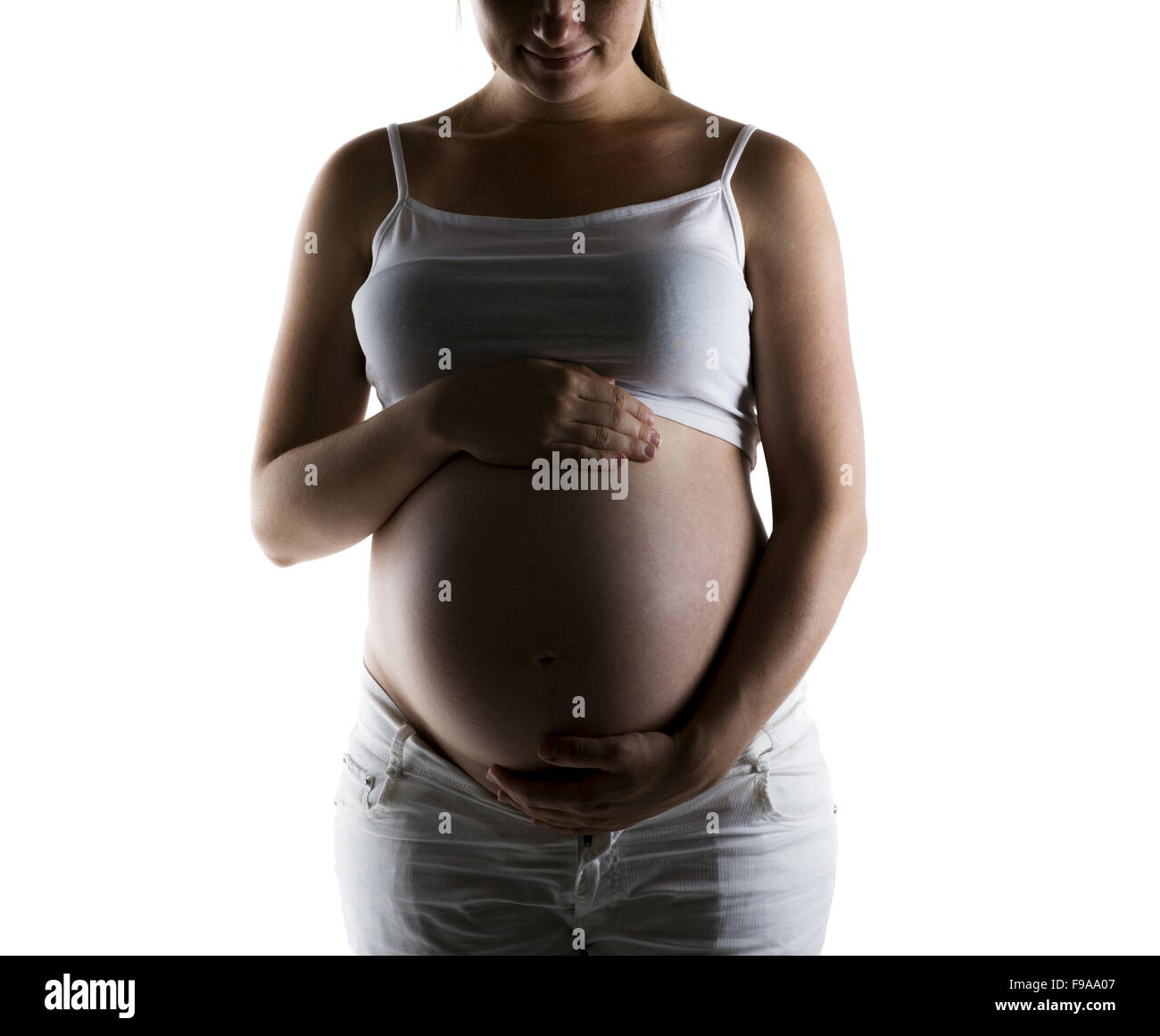 Silhouette de jeune femme enceinte méconnaissable isolé sur fond blanc Banque D'Images