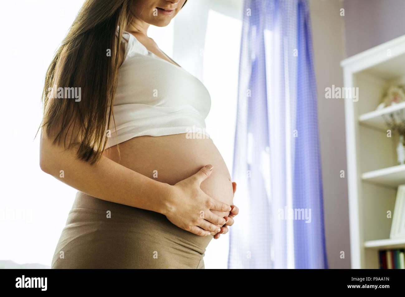 Close-up of méconnaissable femme enceinte avec les mains sur le ventre Banque D'Images