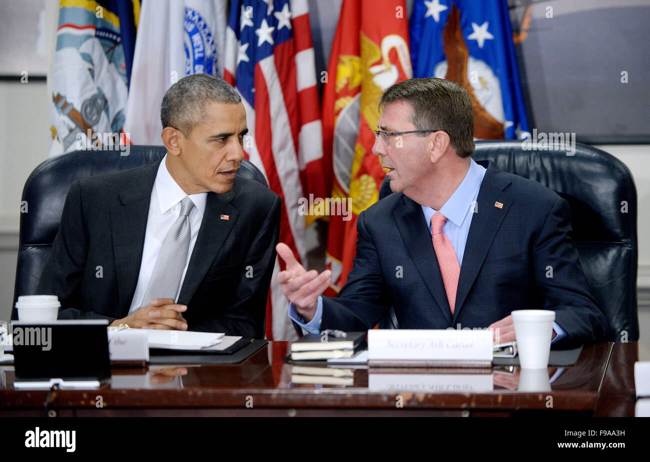 Arlington, Virginia. 14 Décembre, 2015. Le président des États-Unis Barack Obama et le secrétaire à la défense, Ash Carter (R) tenir une réunion du conseil national de sécurité sur la contre-campagne ISIL au Pentagone le 14 décembre 2015 à Arlington, en Virginie. Au cours de la réunion, le président Obama a reçu une mise à jour de son équipe de sécurité nationale et ont examiné les moyens de renforcer encore la campagne à dégrader et détruire le groupe terroriste. Crédit : Olivier Douliery/Piscine via CNP - AUCUN FIL SERVICE - © dpa/Alamy Live News Banque D'Images