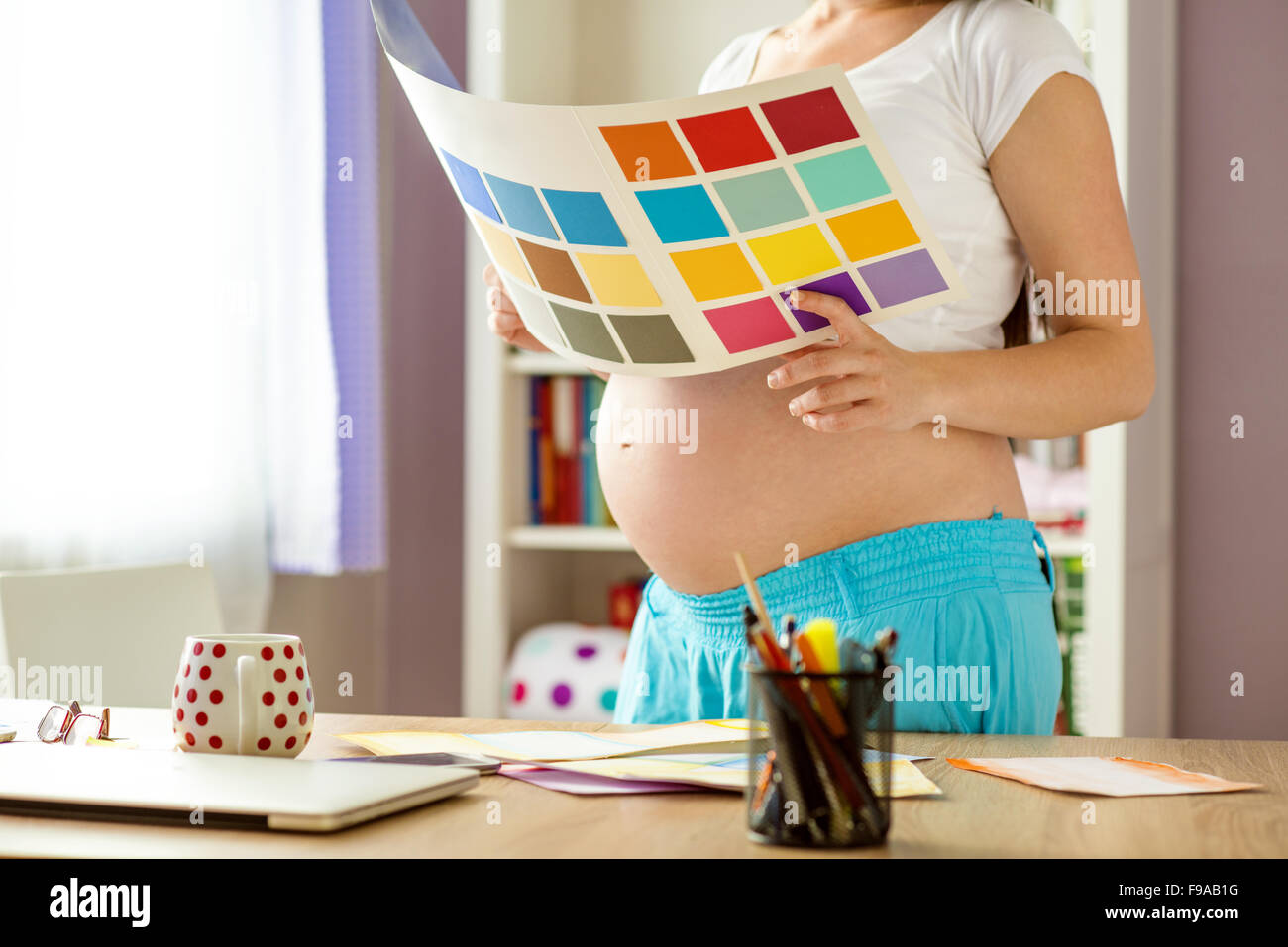 Méconnaissable pregnant woman in home office with laptop Banque D'Images