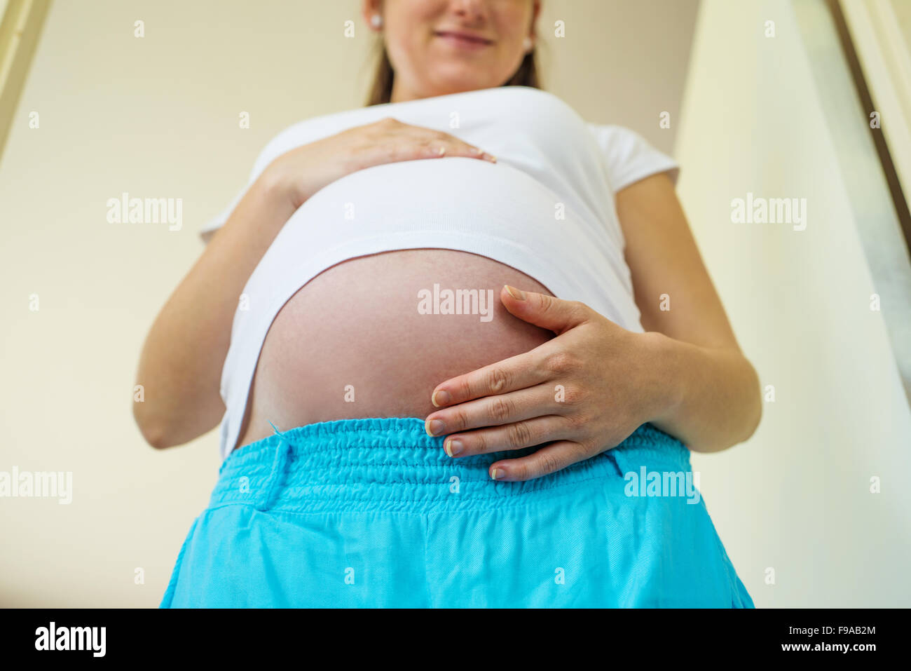 Close-up of méconnaissable femme enceinte avec les mains sur le ventre Banque D'Images