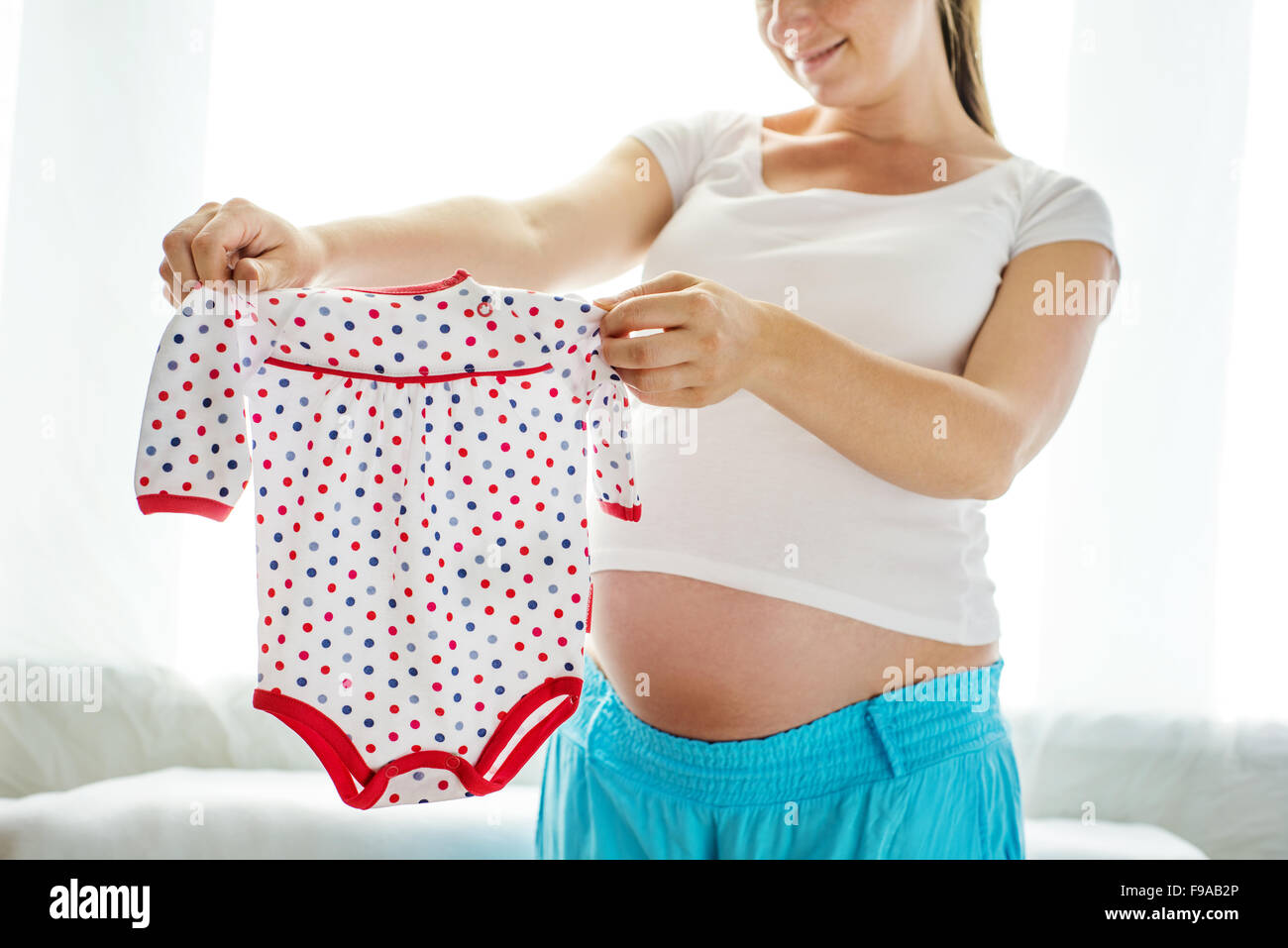 Portrait de femme enceinte méconnaissable avec son futur bébé Banque D'Images