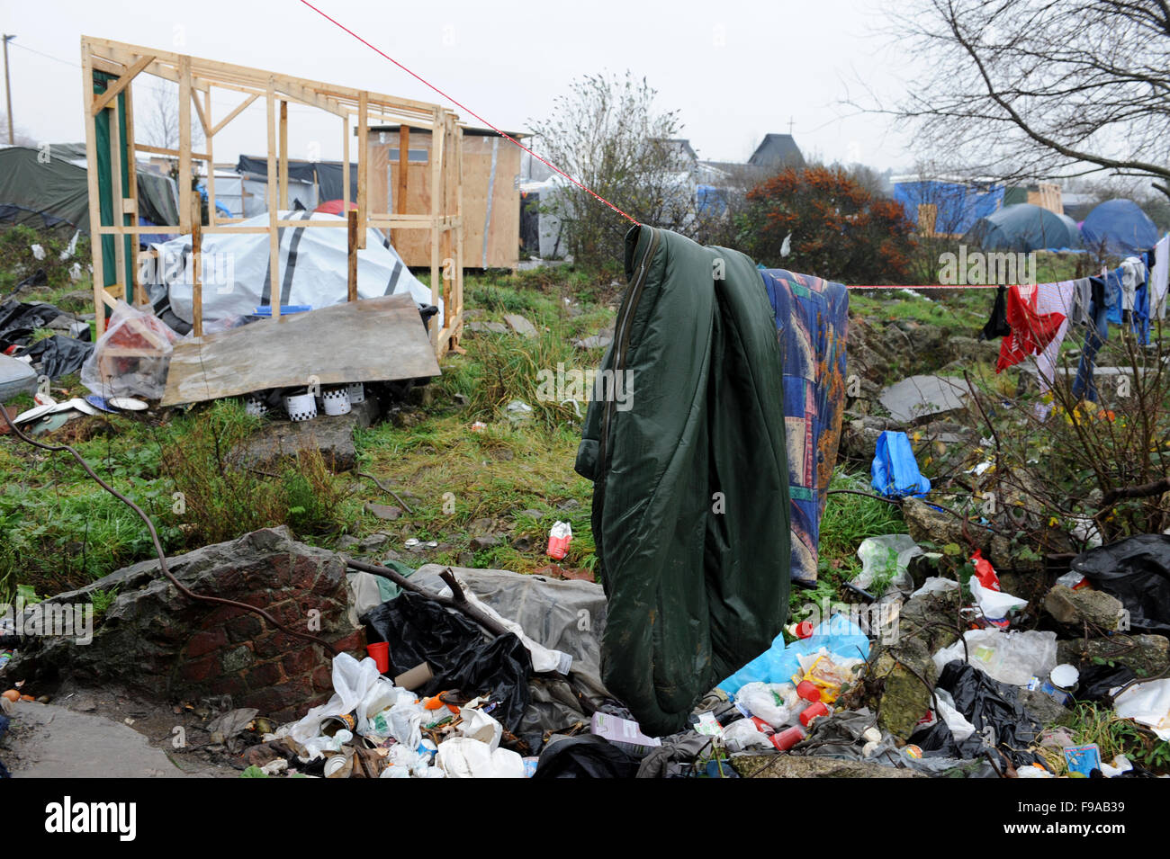 CALAIS, FRANCE. Le 13 décembre 2015. L'homme a fait don de 6 cabanes lentement remplacer tentes dans le camp de réfugiés de 'jungle'. © Becky Matthews Banque D'Images